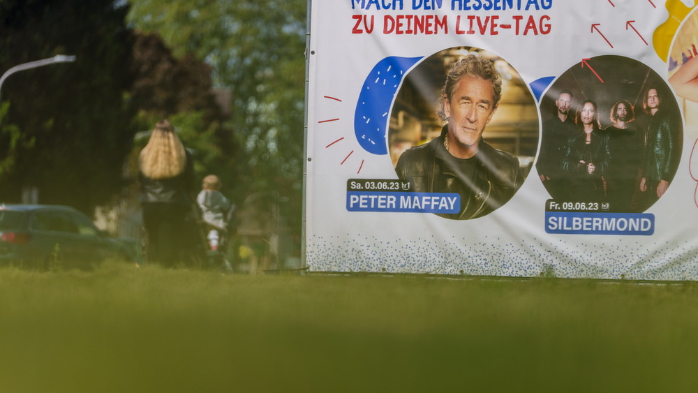 Großformatige Banner werben für den Hessentag. Das Landesfest in Pfungstadt wird noch einmal deutlich teurer als gedacht.