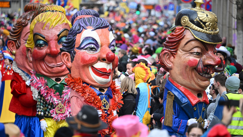 Die „Meenzer Schwellköpp“ sind beim Mainzer Rosenmontagszug unterwegs.