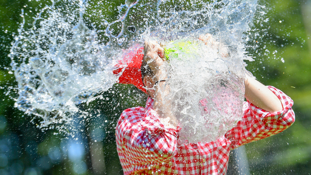 Lindenfels: Eine Teilnehmerin des Scheesenrennens wird mit Wasserbomben beworfen