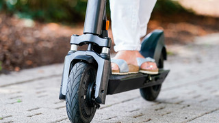 Mutter in Alzey bindet Sohn an E-Scooter und fährt los