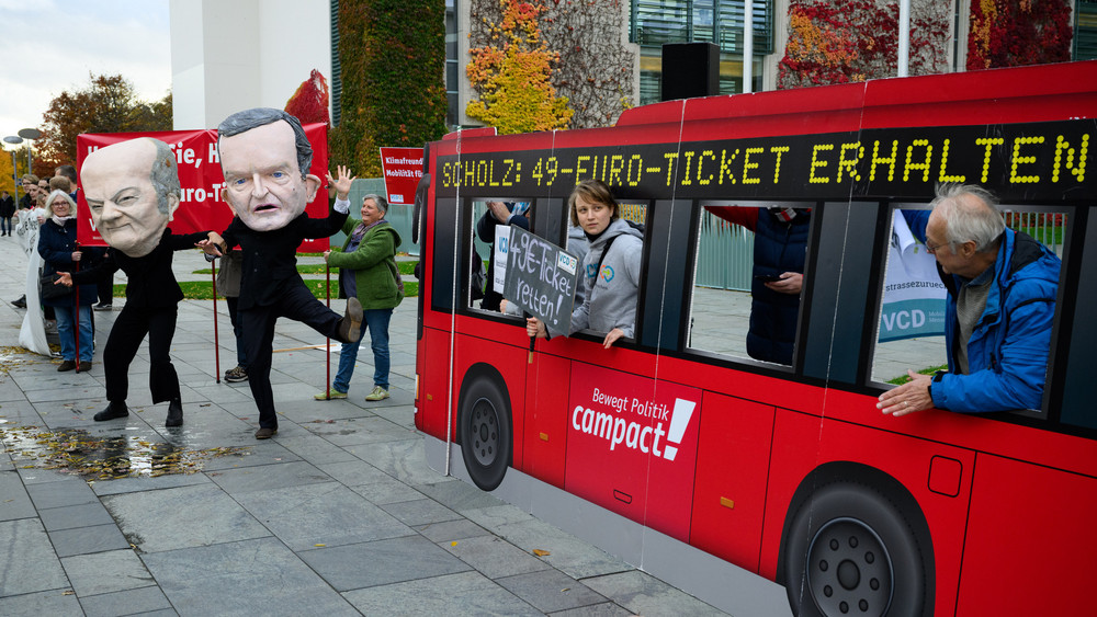 Umweltaktivisten protestieren vor Beginn der Ministerpräsidentenkonferenz mit dem Kanzler vor dem Bundeskanzleramt für den Erhalt des 49-Euro-Tickets. 