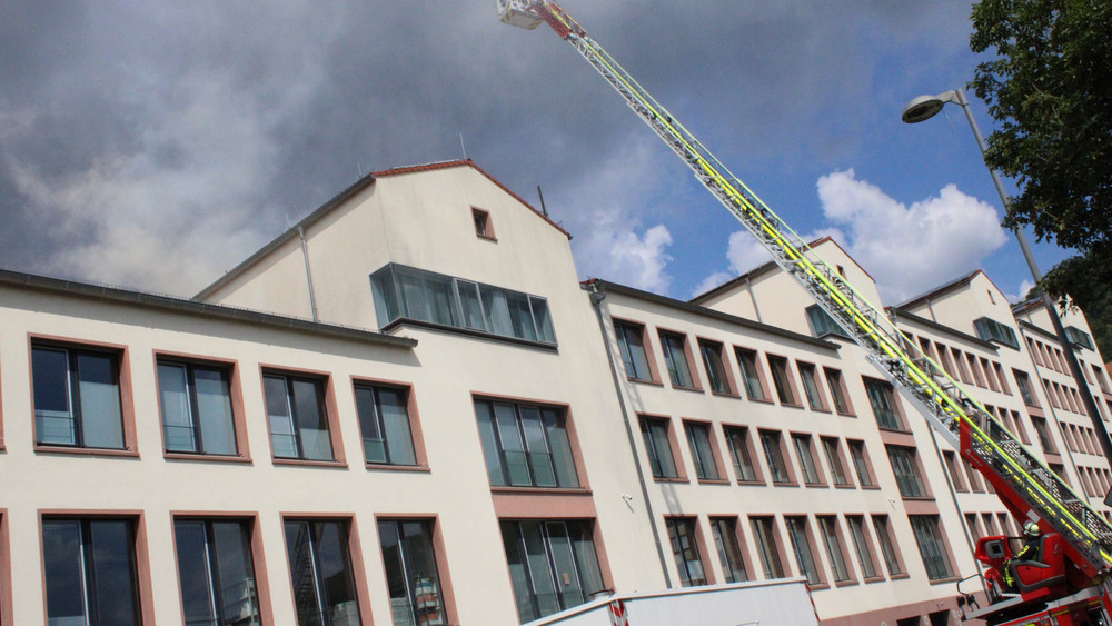 Nach einem Brand im Dachstuhl der Kreisverwaltung in Gelnhausen ist der Betrieb eingeschränkt. 