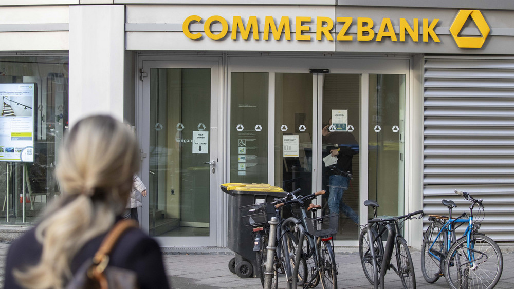 Die Bundseregierung verkauft einen Teil ihrer Commerzbank-Anteile. Hessens Ministerpräsident Rhein (CDU) kritisiert das scharf.