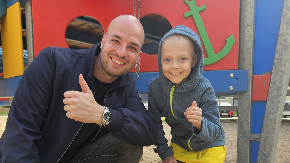 Daniel Schäfer aus Rotenburg an der Fulda hat dem heute siebenjährigen Robin aus Kiel mit einer Stammzellspende das Leben gerettet. Jetzt haben sich die Beiden zum ersten Mal getroffen.
