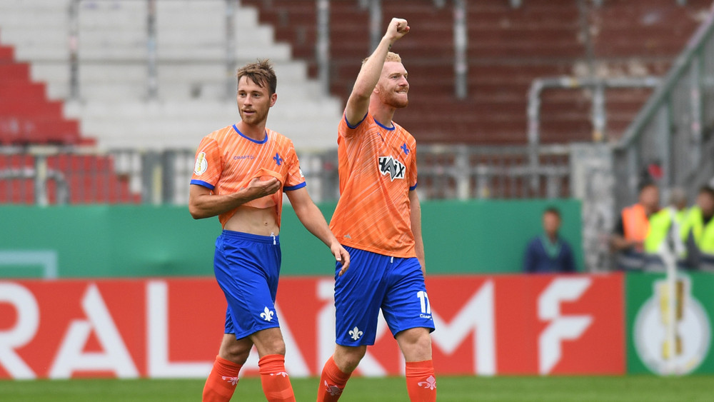 Die Lilien-Spieler Mathias Bader (l.) und Kai Klefisch jubeln über den Einzug in die nächste Pokalrunde.