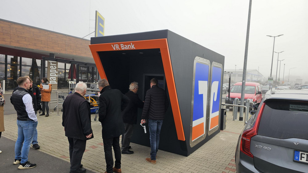 Der neue Geldautomat der VR-Bank Fulda auf dem Gelände des Edeka-Supermarktes in Mittelkalbach.