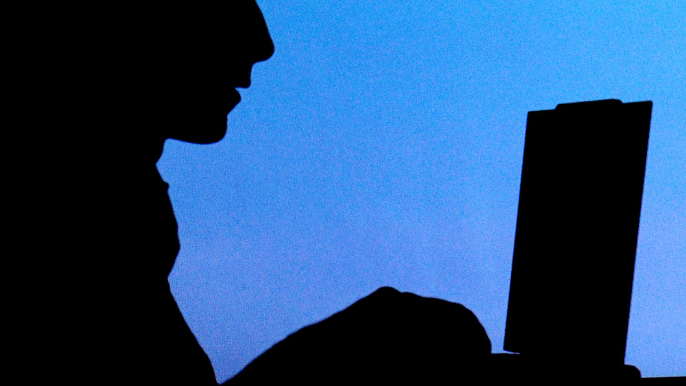Eine Person chattet im Internet - die Polizei warnt vor Betrügern und Erpressern
