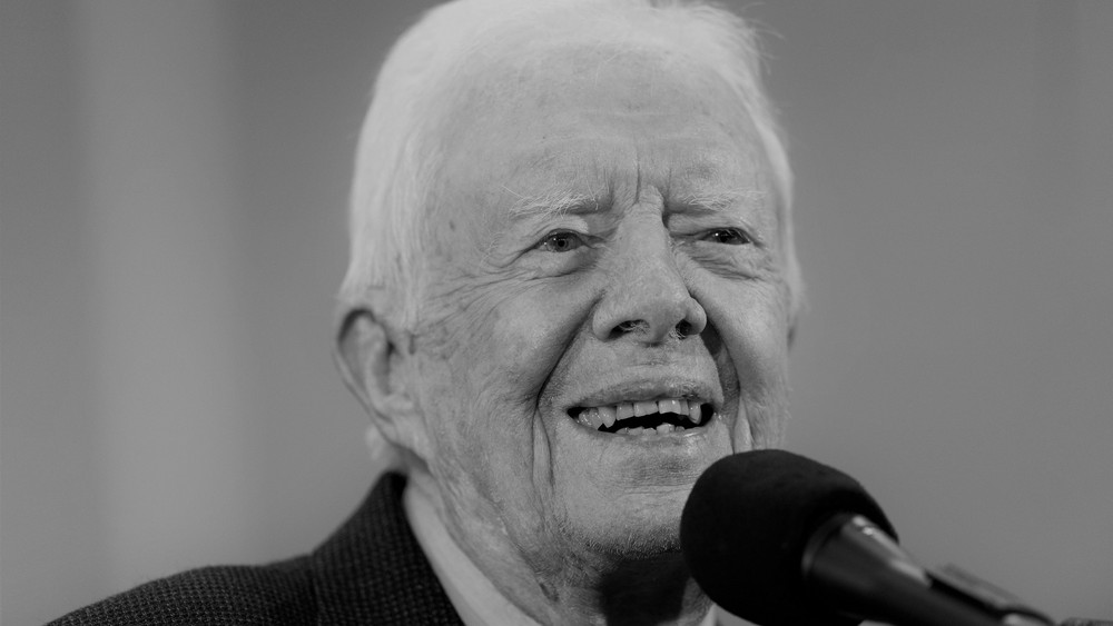 Jimmy Carter in 2019 vor einem Mikrofon