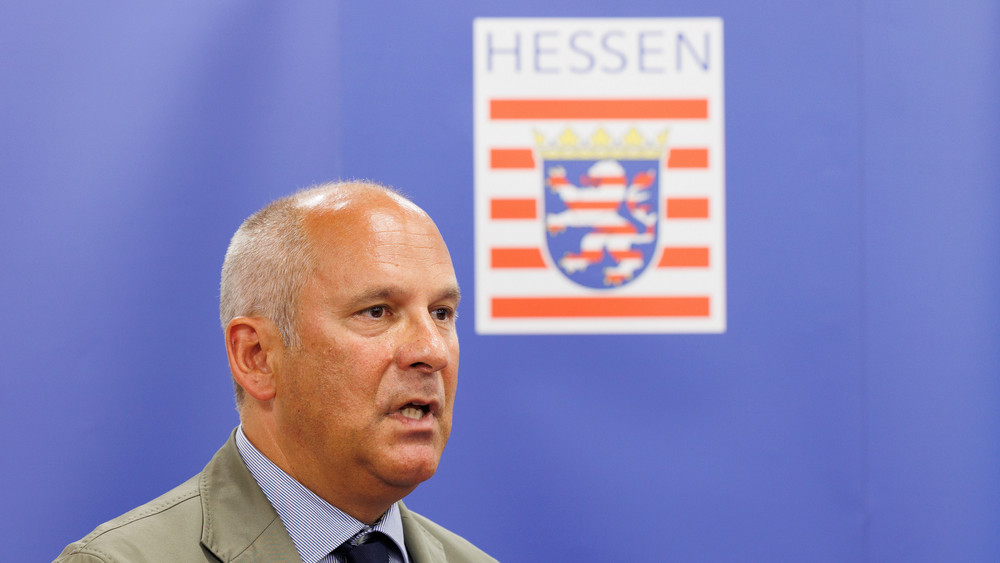 Es gibt harte Kritik von Hessens Innenminister Poseck an der Abschiebepraxis des Bundes.