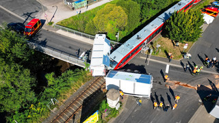 Zugunfall in Mömbris: Getränkelaster kippt nach Crash