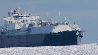 Eisige Geduldsprobe: LNG-Tanker erreicht Hafen vor Rügen
