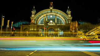 Betonteil trifft Passant am Frankfurter Hauptbahnhof