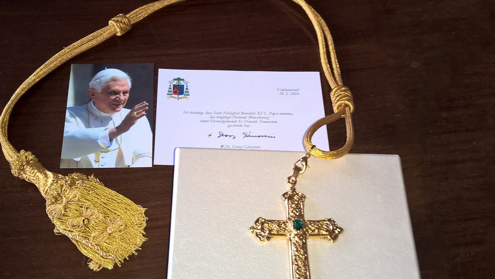 in Handout des LKA, das am 20.06.2023 zur Verfügung gestellt wurde, zeigt das gestohlene Brustkreuz des verstorbenen Papstes Benedikt XVI. 