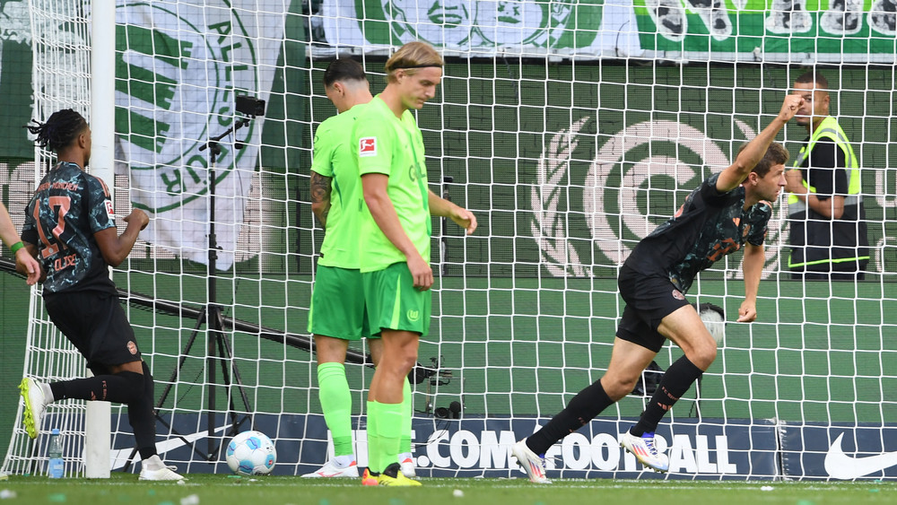 Die Bayern um Thomas Müller haben sich einen 3:2-Sieg in Wolfsburg erkämpft.