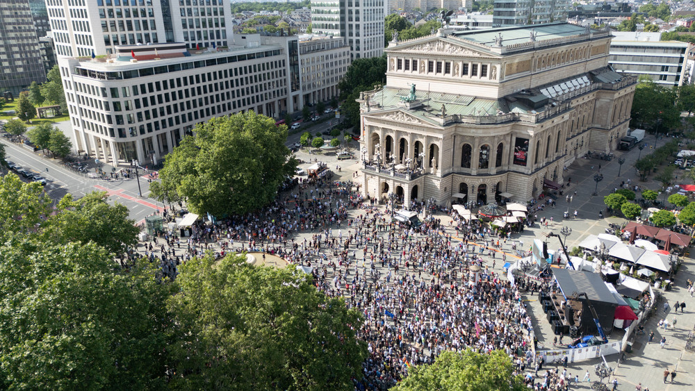 Mehrere tausend Menschen sind bei der zentralen Kundgebung von „V.O.T.Y. - Vote of the Year“ vor der Alten Oper in Frankfurt dabei.