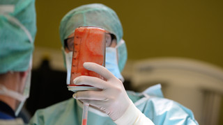 Frau stirbt bei Schönheits-OP in Frankfurt: Bewährungsstrafe für Arzt