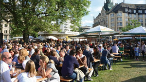Die Kultfete am Kochbrunnen: Fünf Tage Kranzplatzfest in Wiesbaden