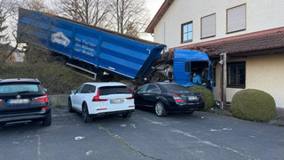 LKW kracht in Alheim in Firmengebäude