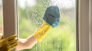 Fenster putzen ohne Streifen: Tipps und Tricks für den Durchblick