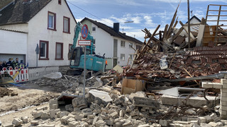 Haus in Ingelheim stürzt nach Explosion ein: Zwei Verletzte