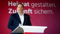 Klingbeil offen für Pflicht-Betriebsrente
