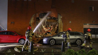 Loch in Haus gesprengt: Großbrand nach Explosion in Amsterdam