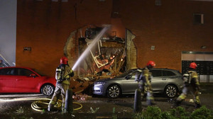 Loch in Haus gesprengt: Großbrand nach Explosion in Amsterdam