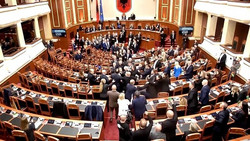 Albanien: Tumult im Parlament, Abgeordnete streiten über Proteste