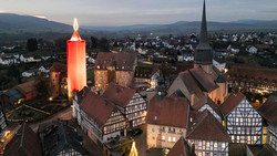 Riesige Adventskerze erstrahlt in Schlitz