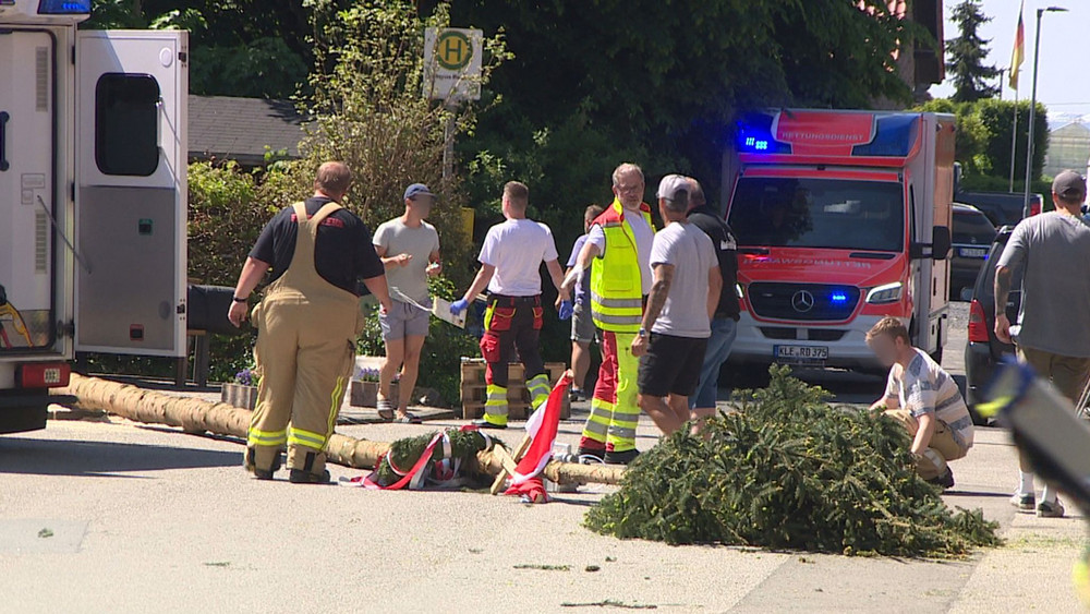 Maibaum kippt um - mehrere Verletzte