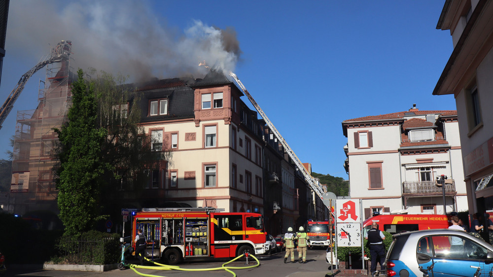 Die Feuerwehr kämpfte mit zwei Drehleitern gegen den Brand.