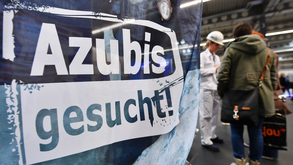 Auf einem Banner steht "Azubis gesucht" - die werden im deutschen Handwerk dringend gebraucht. 