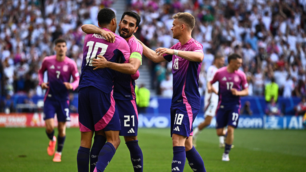 Deutschlands Jamal Musiala (l-r) feiert mit Ilkay Gündogan und Maximilian Mittelstädt sein Tor zum 1:0.