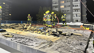 Feuerwehr-Einsatz in Frankfurt-Ginnheim: Flachdach in Flammen