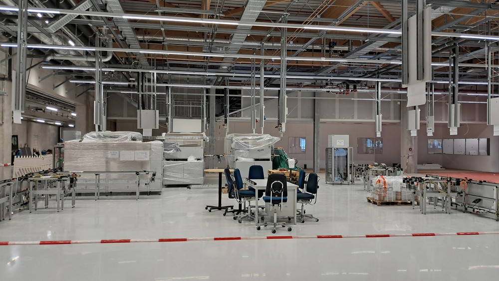 Ein Foto aus der "Umzugs-Zeit" im vergangenen Dezember: Inzwischen sind alle Maschinen im neuen Sensilo-Werk an ihrem Platz und der Betrieb läuft.