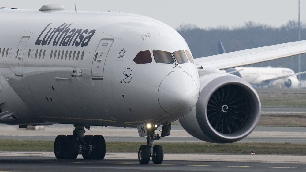 Die Lufthansa will sparen, weil die ganzen Streiks so teuer waren (Symbolbild).