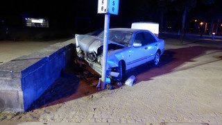 Auto kracht in Kassel gegen Mauer: Drei Menschen schwer verletzt