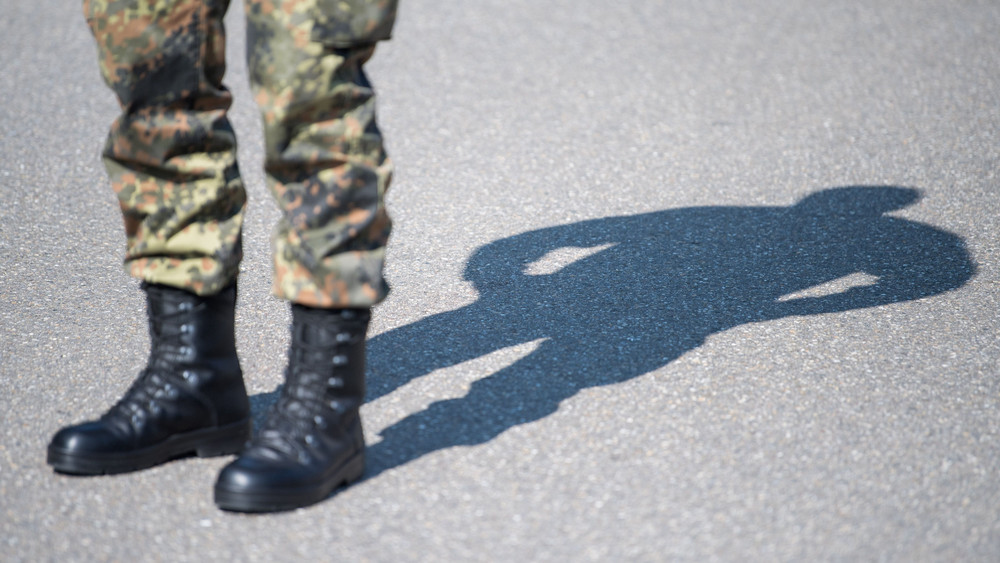 Ein 36-Jähriger ist laut Polizei in voller Bundeswehr-Montur durch Baunatal gelaufen.