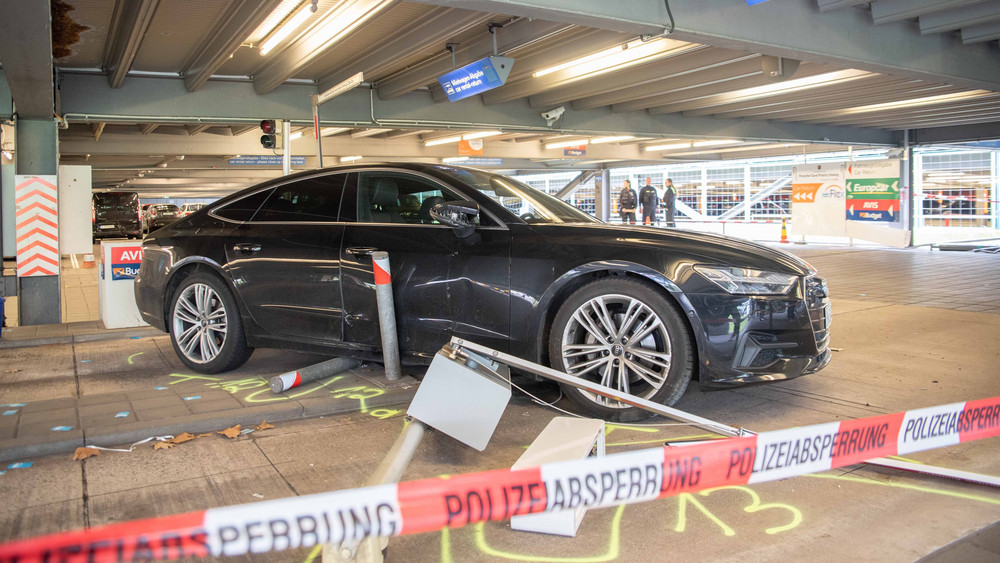 In einem Parkhaus am Flughafen Köln/Bonn hat ein Autofahrer mehrere Fußgänger verletzt.