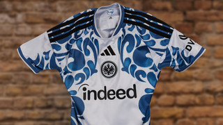 Eintracht Frankfurt mit Ausweichtrikot im Bembel-Style