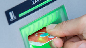 Beklaut beim Geldabheben: Polizei warnt vor fieser Masche