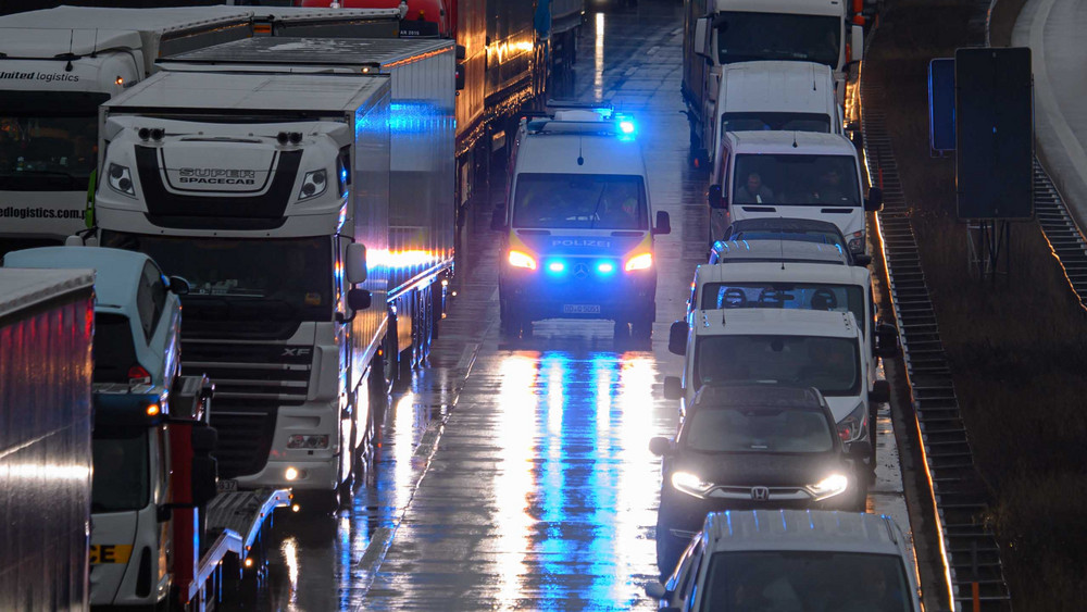 Eine vorbildliche Rettungsgasse ist hier zu sehen. Auf der B43 bei Raunheim nutzten Autofahrer sie zum Wenden. Anschließend fuhren sie in der Rettungsgasse zurück zur nächsten Ausfahrt (Symbolbild).