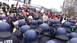 Wasserwerfer & Rangeleien: Bilanz zu Demos gegen AfD-Jugend in Gießen