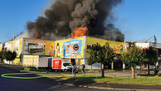 Feuer in Möbelmarkt in Bad Hersfeld: Löscharbeiten bis morgen