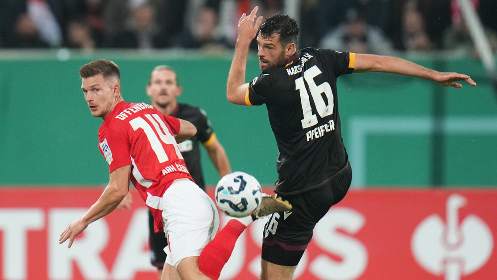 Die Kickers Offenbach haben im DFB-Pokal 2:0 gegen Karlsruhe verloren. Offenbachs Kristjan Arh Cesen (l) und Karlsruhes Luca Pfeiffer kämpfen um den Ball.