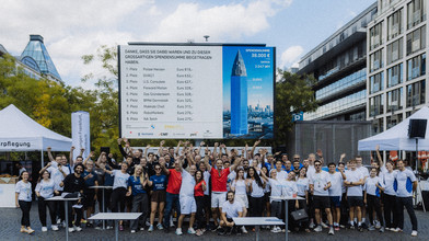 Rudern auf dem Frankfurter Roßmarkt bringt hohe Spendensumme