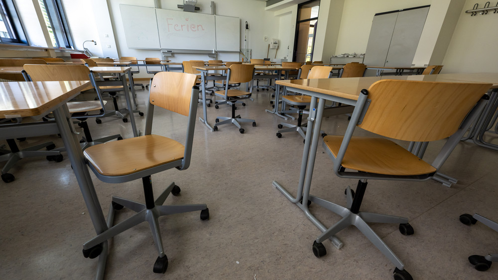 Ein leeres Klassenzimmer. Viele Schulleiter in Hessen klagen über Überlastung.