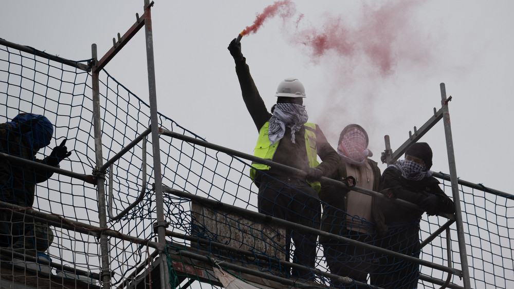 In Solidarität mit den kurdischen Gebieten in Syrien besetzen Protestierende ein ehemaliges türkisches Konsulat.