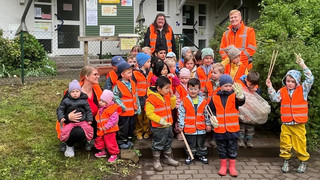 Mit kleinen Zangen: Kita-Kinder sammeln Müll bei Aktionstag