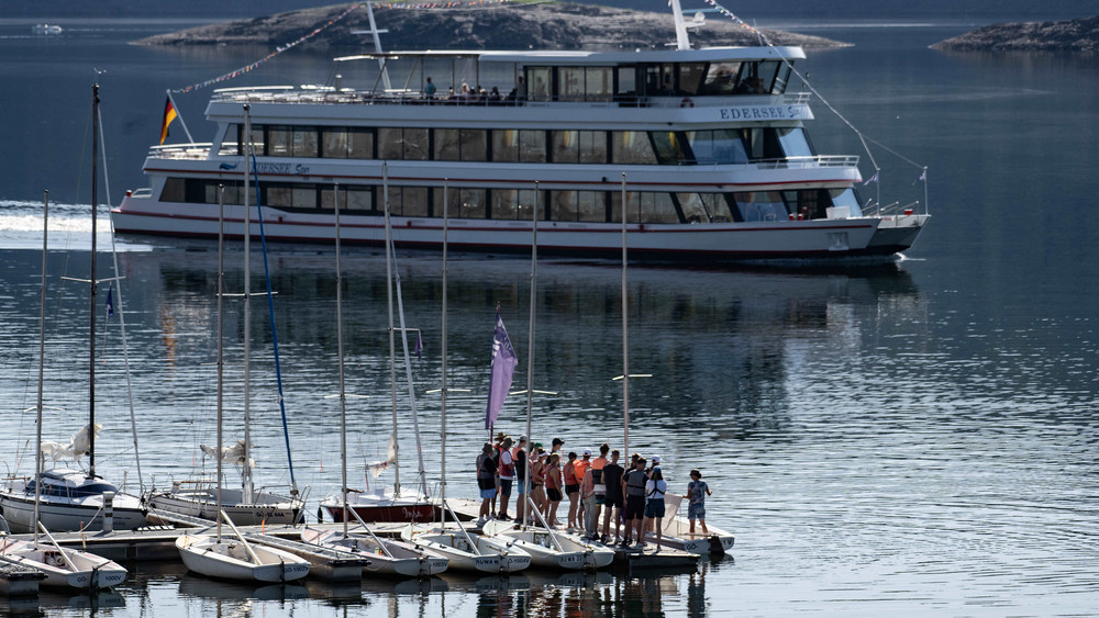 Ein drei Jahre altes Kind ist auf einen Fahrgastschiff auf dem Edersee von einem Hund schwer verletzt worden (Archivbild).